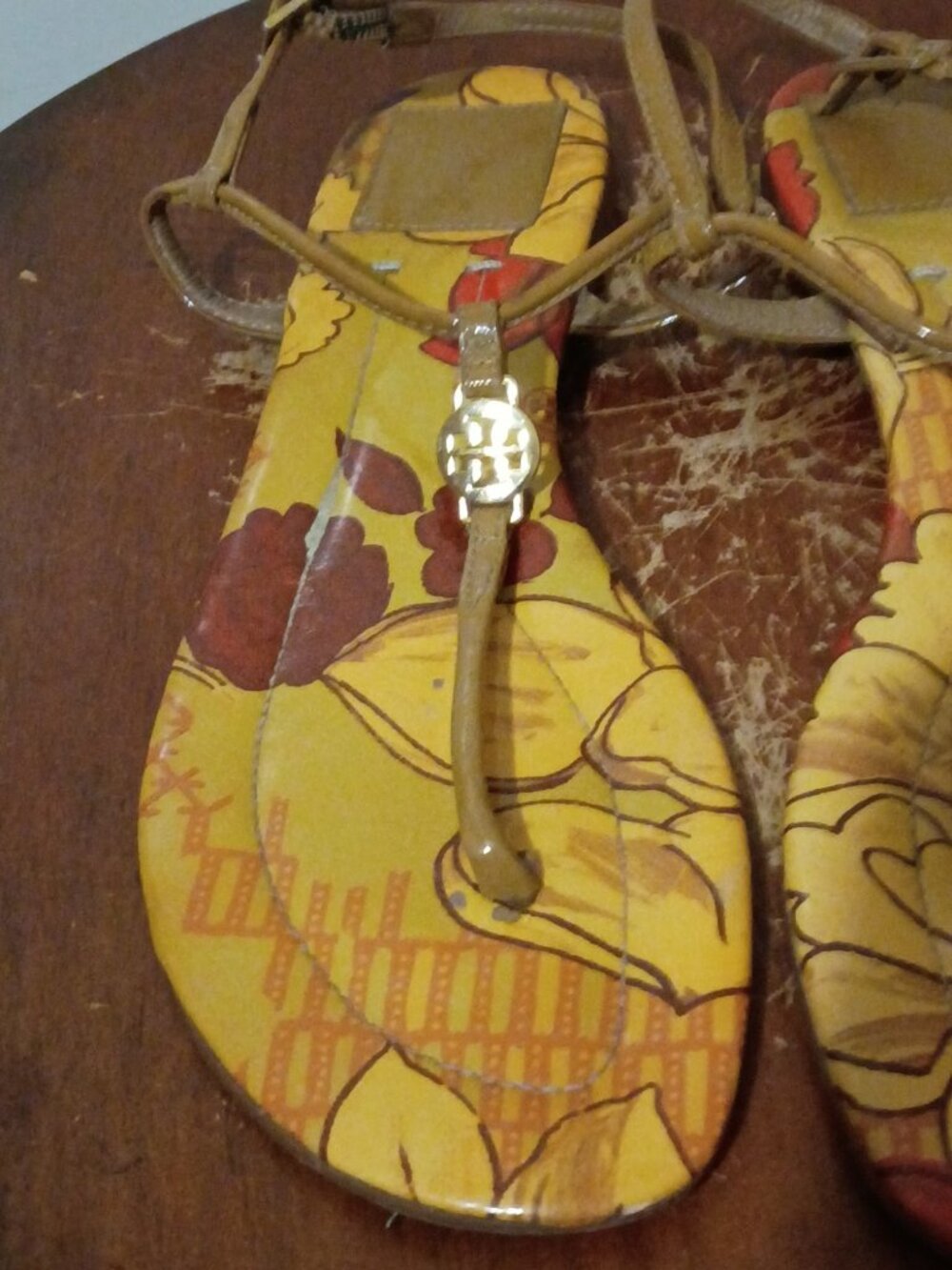 Tory Burch Emmy T-Strap Tan Floral Print Gold Emblem Women's Sandals Size 8.5 M - Picture 8 of 11